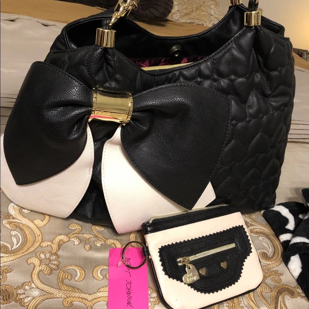 ❤️ SOLD ❤️ Betsey Johnson purse and wristlet